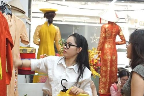 Dịch vụ cho thuê áo dài chụp ảnh đắt khách những ngày cận Tết