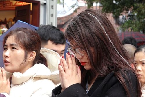 Phủ Tây Hồ đông nghẹt, người Hà Nội dầm mưa đi lễ mùng 1 cuối cùng của năm
