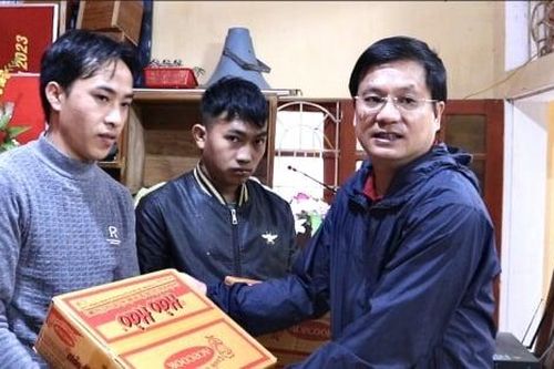 Gia đình Việt Nam mang xuân yêu thương về với người nghèo Pá Lau - Yên Bái