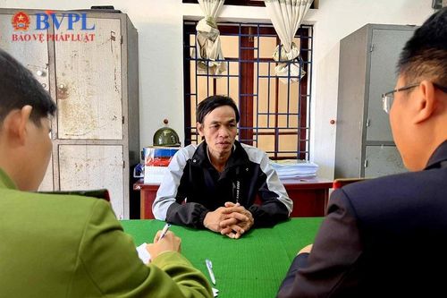 Người đàn ông dùng dao cứa cổ bố do mâu thuẫn