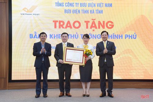 Bưu điện Hà Tĩnh 'Vượt thách thức - xây tương lai'