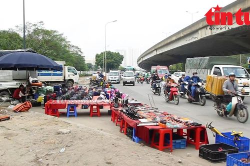 'Siêu thị di động' tràn lan lấn chiếm vỉa hè Hà Nội