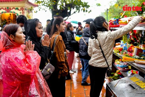 Người dân đội mưa đứng kín Phủ Tây Hồ khấn lễ ngày mùng 1 tháng Chạp