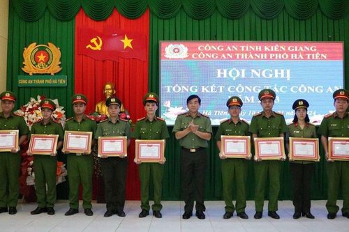 Công an Tp.Hà Tiên ngăn chặn hàng chục vụ vận chuyển hàng cấm