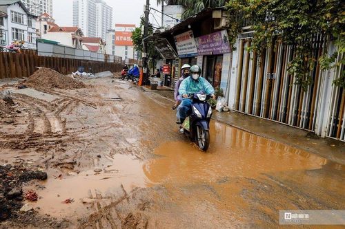 Người dân bì bõm lội nước qua dự án trị giá 816 tỷ đồng