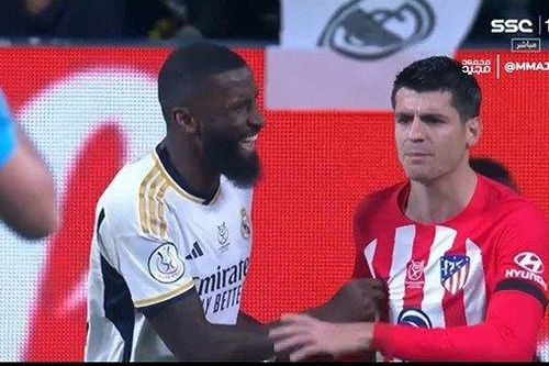 Morata giận sôi khi bị Rudiger véo