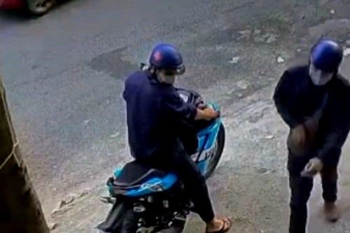 Clip: 2 tên trộm 'đá xe' trong chưa đầy 30 giây