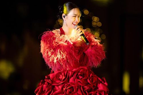 Ngọc Mai về trường học biểu diễn, giọng hát ra sao mà dân mạng hỏi: 'Chiếc loa còn ổn không'?