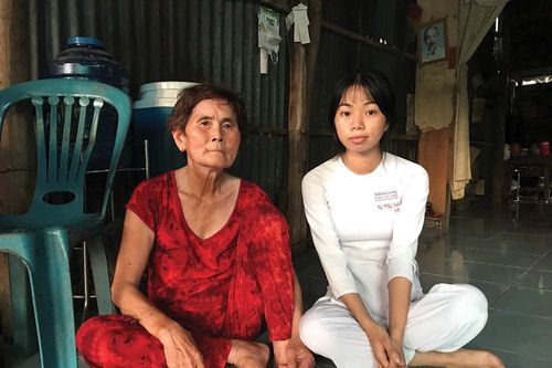 2 học sinh cần tiếp bước đến trường