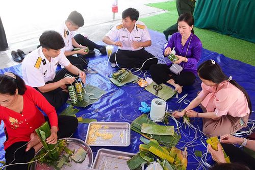 Gói 500 đòn bánh tét tặng hộ dân vùng biên giới