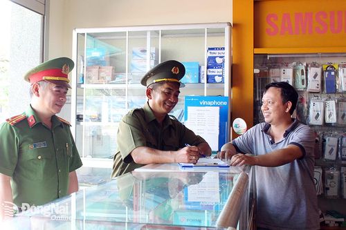 Tận tụy vì nhân dân phục vụ