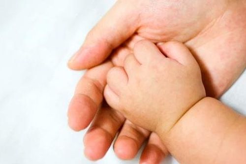 Bác sĩ trả lời: Trẻ bị vàng da kéo dài có sao không?