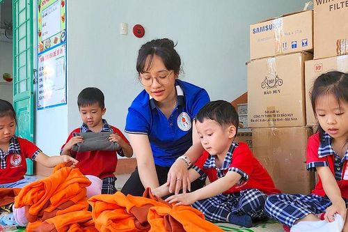 Học sinh Pleiku chia sẻ yêu thương với người nghèo
