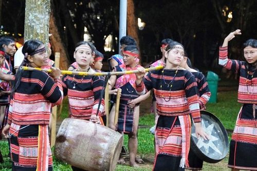 Cồng chiêng nữ: Đôi điều suy ngẫm