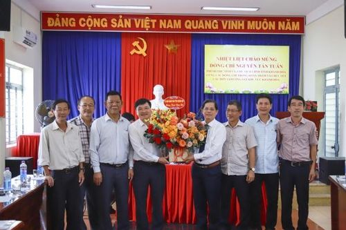 Chủ tịch UBND tỉnh Nguyễn Tấn Tuân thăm, chúc Tết các đơn vị đường sắt trên địa bàn TP. Nha Trang