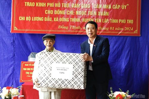Trao căn nhà cấp ủy cho đảng viên tại huyện Yên Lập