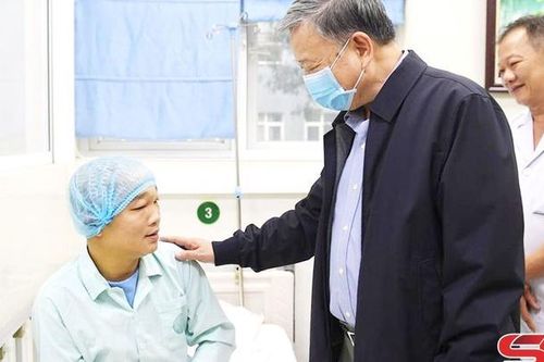 Đại tướng Tô Lâm thăm, động viên Đại úy Công an bị thương nặng khi làm nhiệm vụ