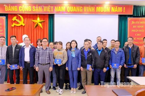 Tặng 30 suất quà cho đoàn viên công nhân lao động Công ty cổ phần Kim loại màu Tuyên Quang
