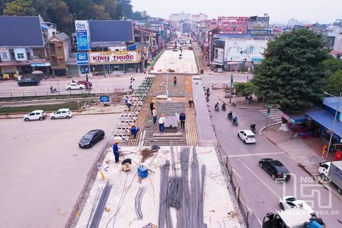 'Vượt nắng, thắng mưa' trên công trình cầu vượt đường sắt