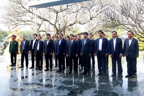 Đoàn công tác Bộ Tài chính dâng hương tưởng nhớ các anh hùng liệt sỹ đã hy sinh tại chiến trường Điện Biên Phủ