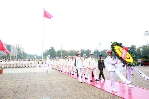 Công an thành phố Hà Nội báo công dâng Bác