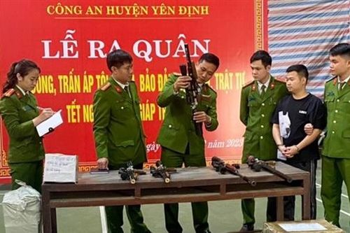 Khởi tố đối tượng mua bán súng và linh kiện thông qua mạng xã hội