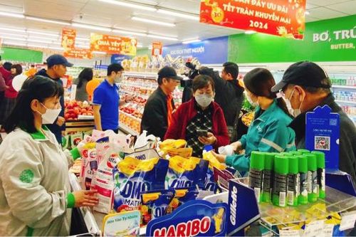 Hàng hóa Tết 'ì ạch' chờ người mua