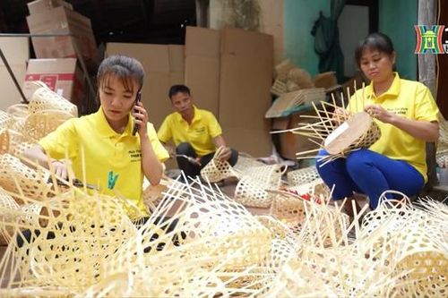 Các làng nghề mây tre đan sản xuất giỏ quà Tết
