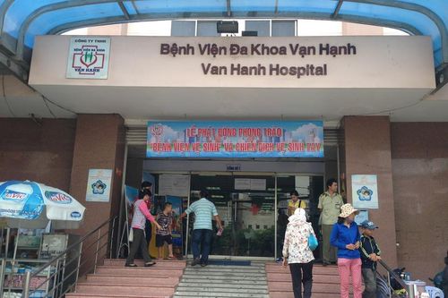 Cô gái trẻ hôn mê sau khi đặt túi ngực, gọt hàm