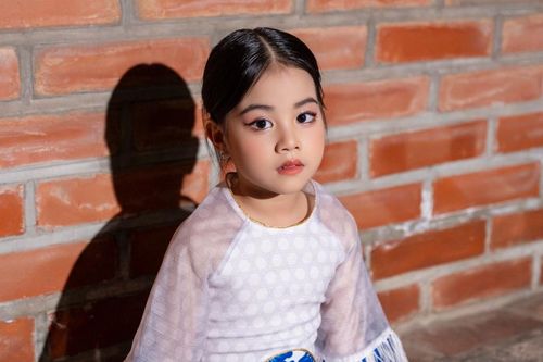 Mẫu nhí 5 tuổi Hoàng Diệp tự tin trình diễn áo dài của NTK Chế Quyết Tiến