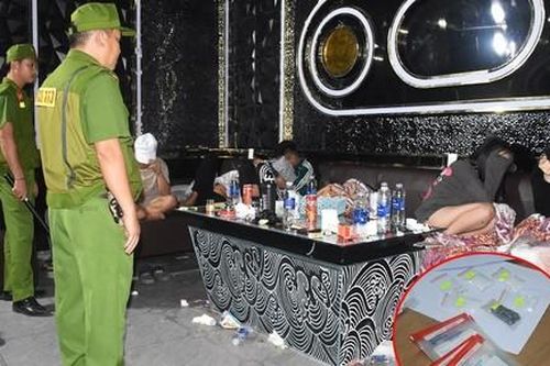 Hơn chục 'nam thanh nữ tú' bay lắc trong phòng karaoke tại gia