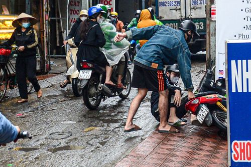 Con ngõ huyết mạch ở Hà Nội mòn mỏi chờ mở rộng, dân vấp ổ gà ngã xe như cơm bữa
