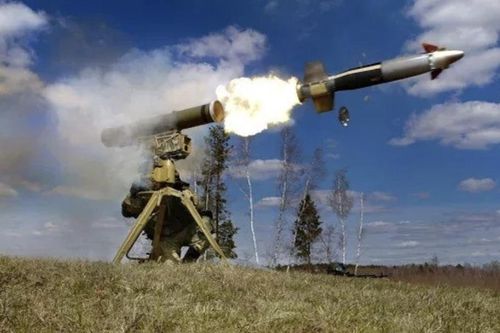 Khoảnh khắc tên lửa chống tăng Kornet Nga phá hủy xe bọc thép Ukraine