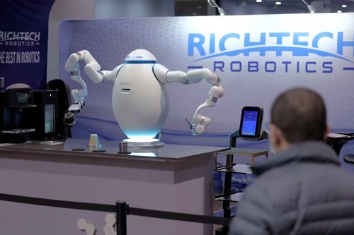 Robot pha cà phê tương tác với khách hàng