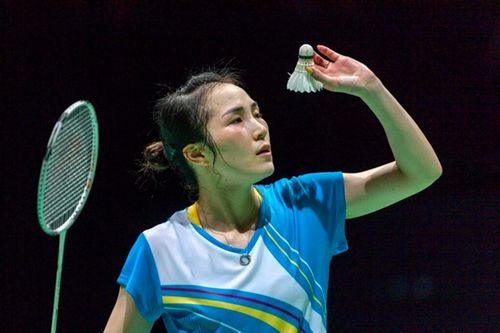 'Bà xã' Tiến Minh ngại ngùng trên sàn diễn thời trang