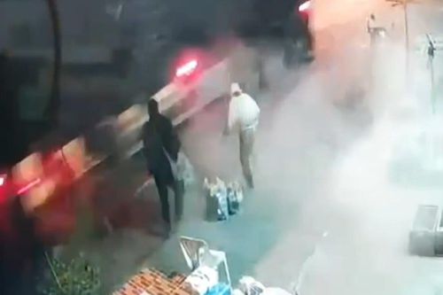 Thót tim tài xế ngủ gật, xe tải 'dọn sạch' đường đi