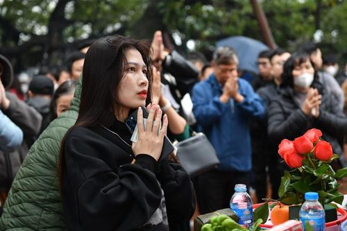 Người dân đội mưa rét đi lễ Phủ Tây Hồ trong ngày mùng 1 tháng Chạp