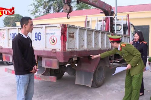 Bức xúc vì không cho vượt, lái xe ô tô tải chèn ép xe máy gây thương tích