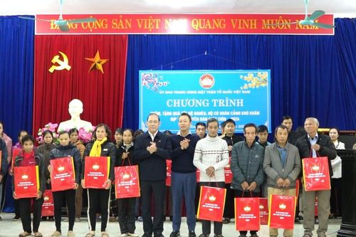 Phó Chủ tịch Hoàng Công Thủy tặng quà hộ nghèo Phú Thọ