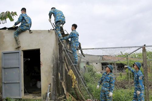 Quân đội khắc phục thiệt hại cho người dân sau vụ máy bay rơi