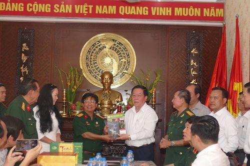 Trưởng ban Tuyên giáo Trung ương Nguyễn Trọng Nghĩa chúc Tết tại TP HCM