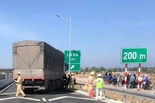 Tài xế tông vào CSGT rồi tháo chạy trên cao tốc Vĩnh Hảo - Phan Thiết