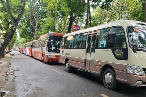 Xe dịch vụ náo loạn đường phố Thủ đô
