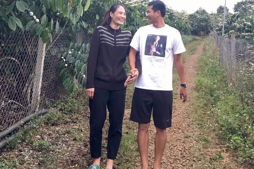 Ngôi sao bóng chuyền nữ Việt Nam được vinh danh, có con trai gần 6 tuổi vẫn lãng mạn bên chồng như hồi mới yêu