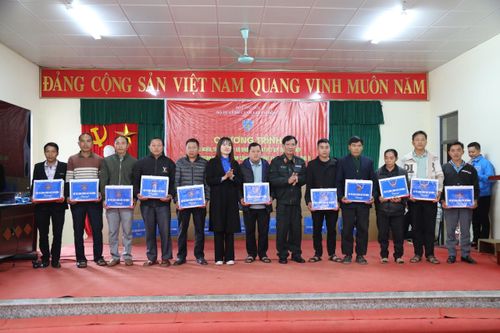 Cảnh sát cơ động mang xuân ấm đến với bà con huyện Mường Tè, Lai Châu