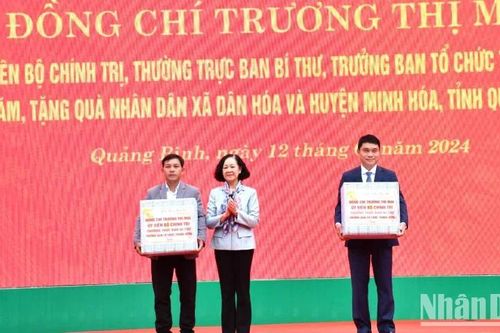 Đồng chí Trương Thị Mai thăm, tặng quà Tết đồng bào khu vực biên giới tỉnh Quảng Bình