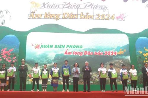 Đồng chí Trương Thị Mai dự Chương trình 'Xuân Biên phòng - Ấm lòng dân bản'