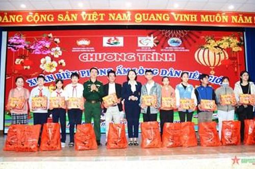 Ấm áp Chương trình 'Xuân Biên phòng ấm lòng dân biên giới-Tết cho người nghèo'
