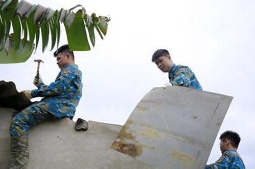Sư đoàn 372 đến sửa nhà dân bị hư sau vụ rơi máy bay Su-22
