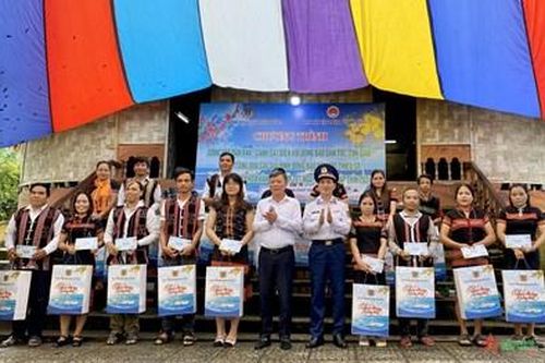 Vùng Cảnh sát biển 2 tặng quà đồng bào dân tộc thiểu số, ngư dân khó khăn tại Đà Nẵng